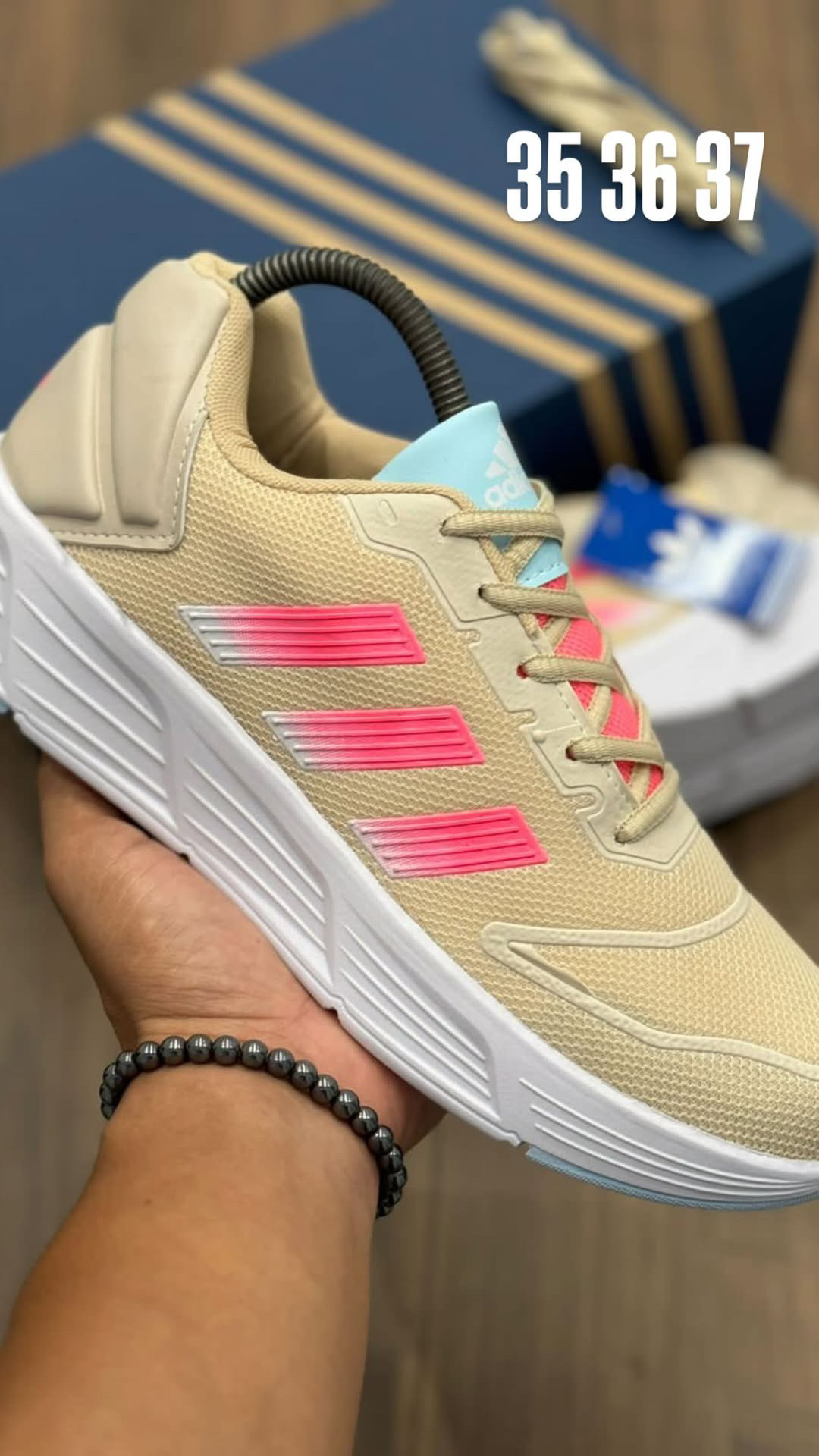Tênis Adidas creme c/ pink