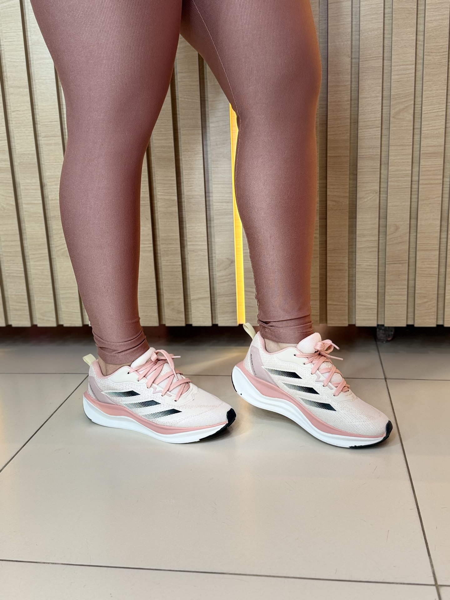 Tênis Adidas off / nude