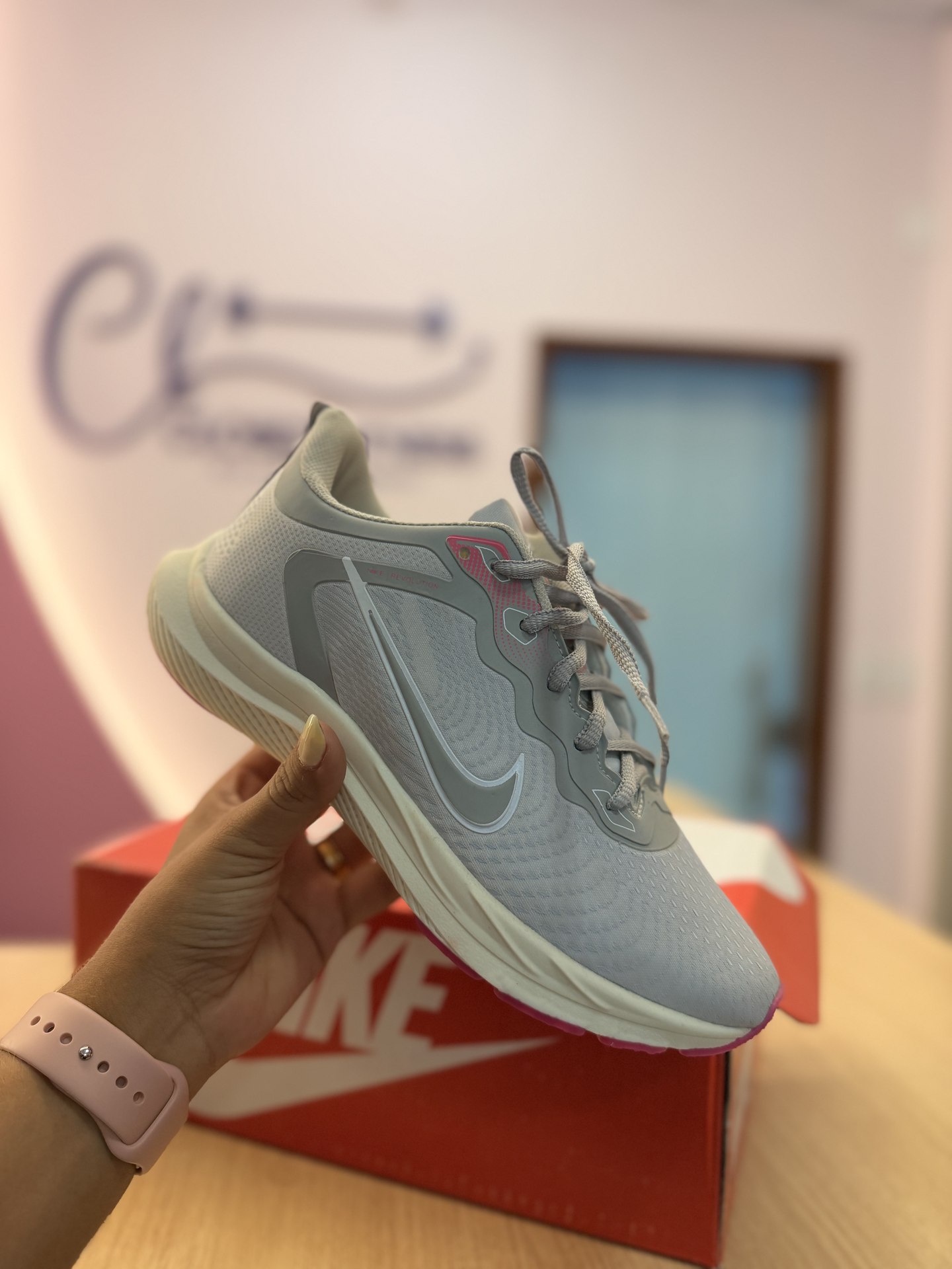 Tênis Nike cinza claro c/ rosa