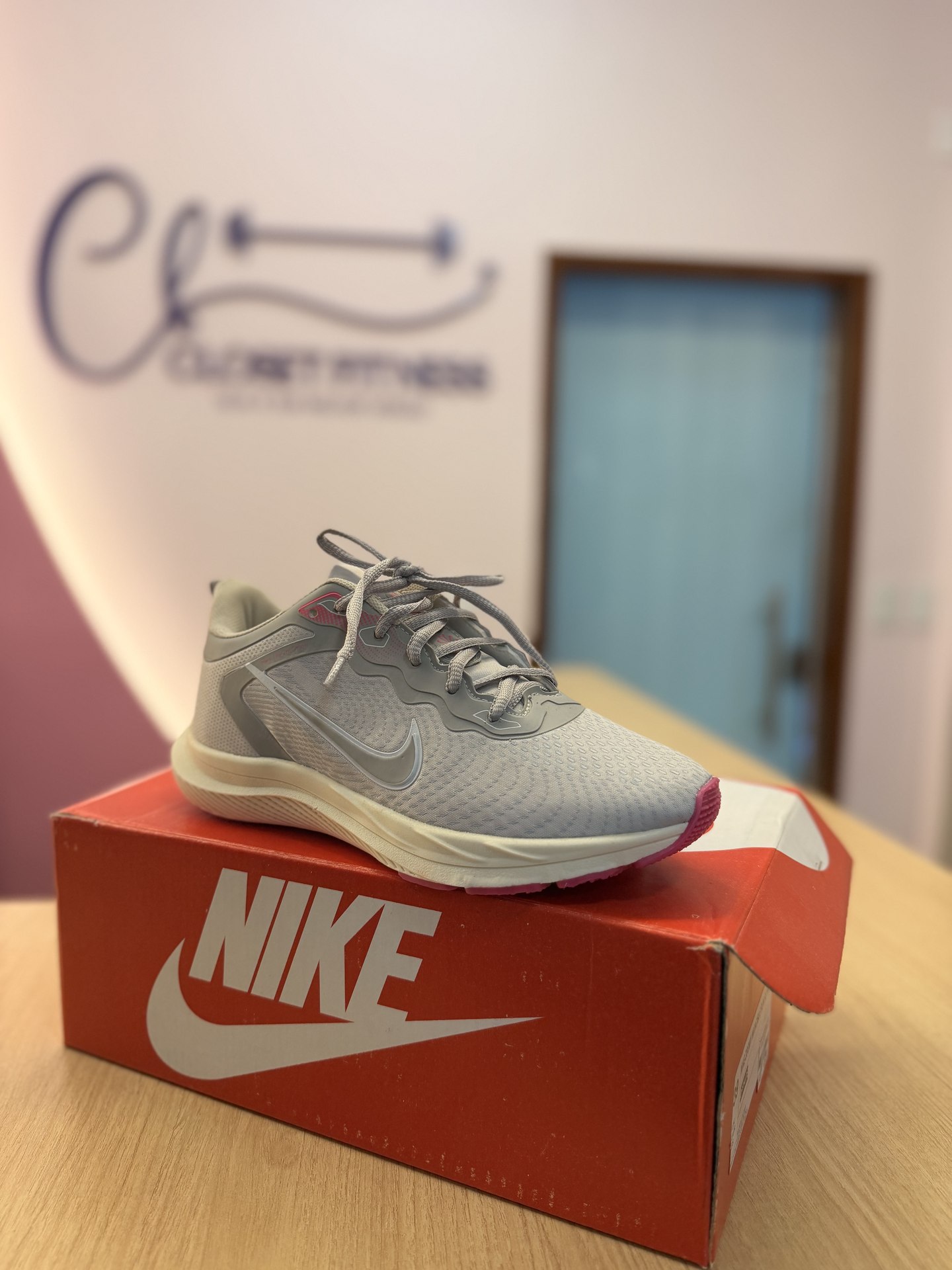 Tênis Nike cinza claro c/ rosa