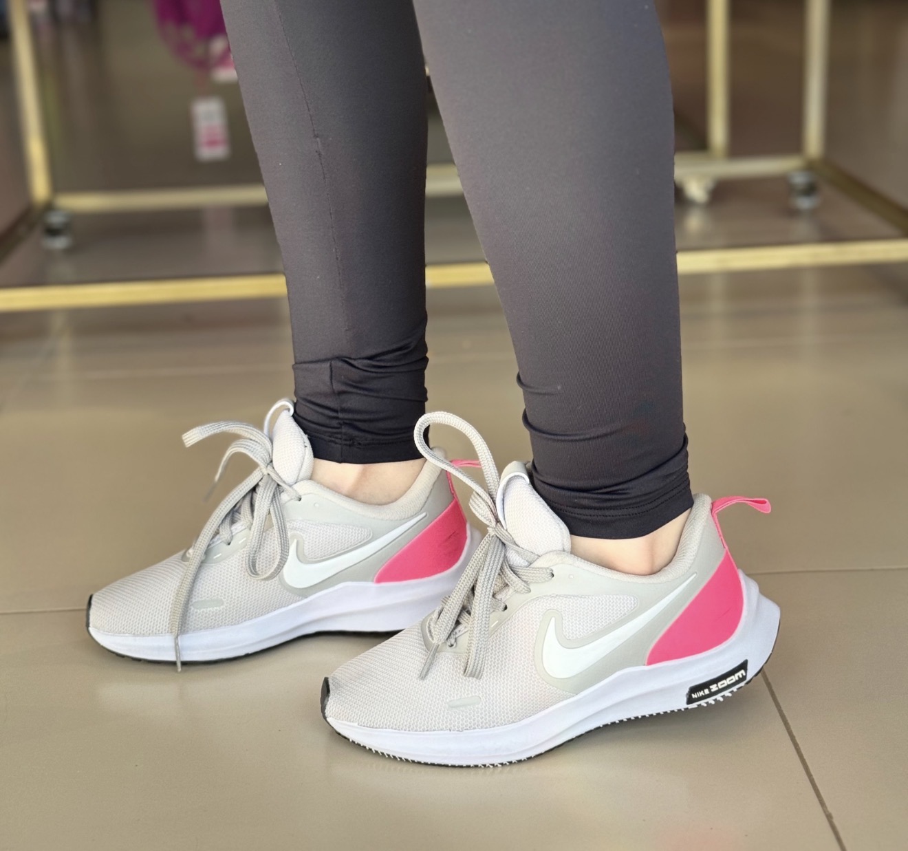 Tênis Nike cinza c/ rosa