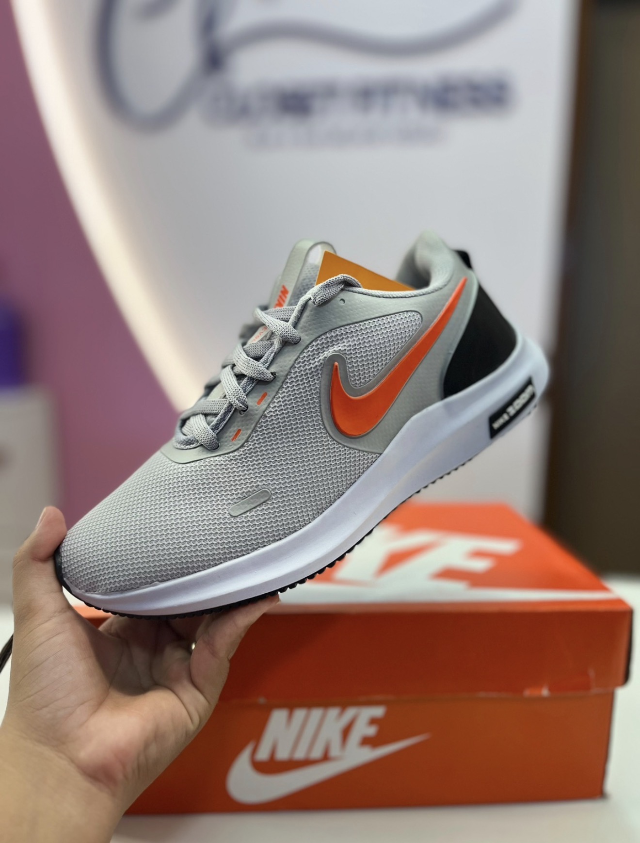Tênis Nike cinza c/ laranja