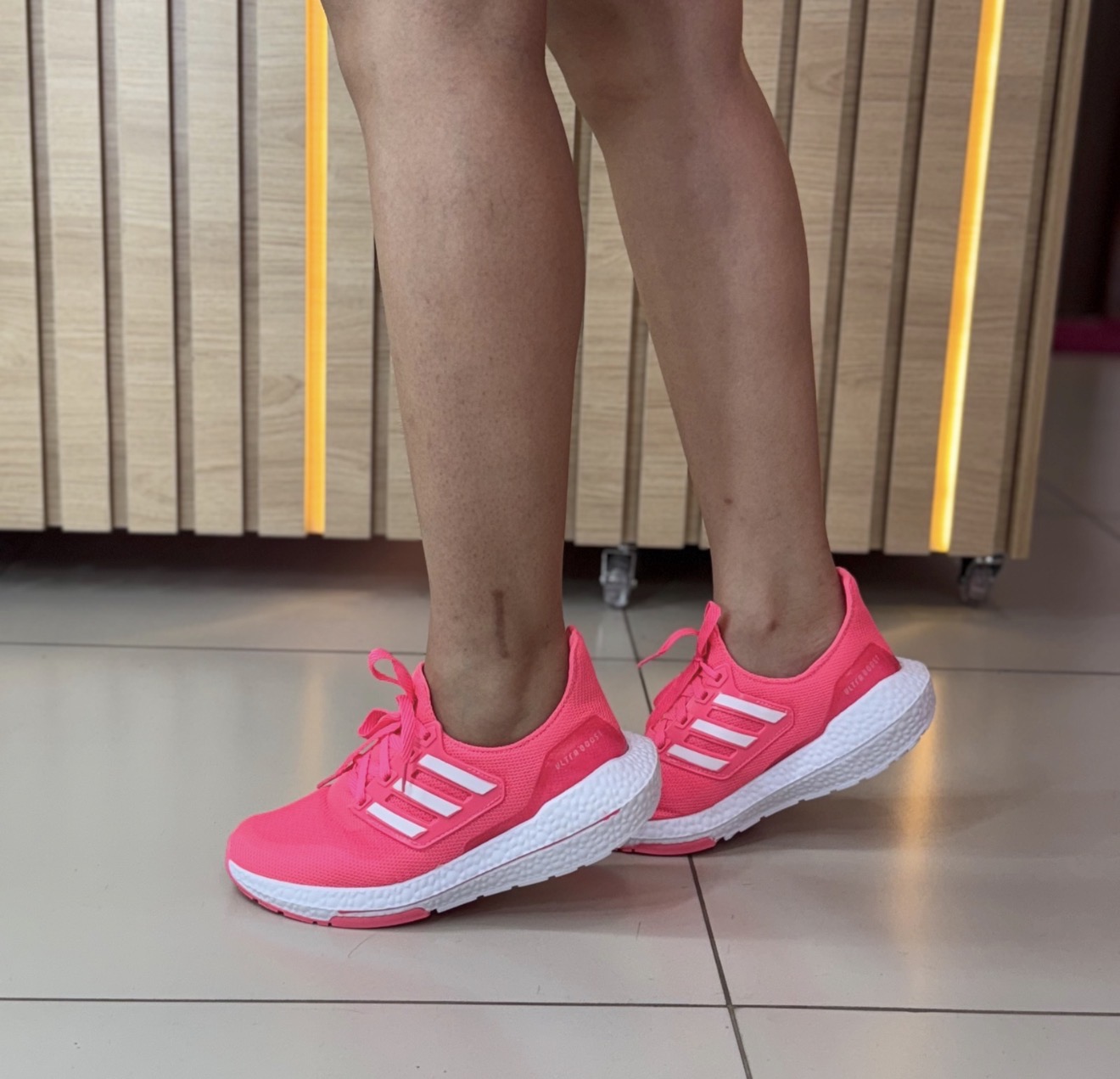 Tênis Adidas Rosa Neon