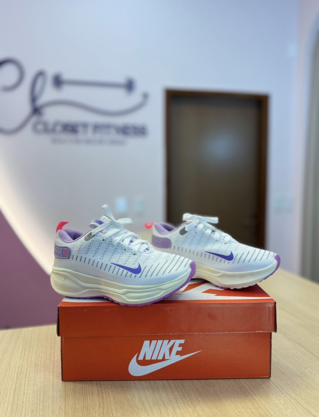 Tênis Nike branco c/ roxo