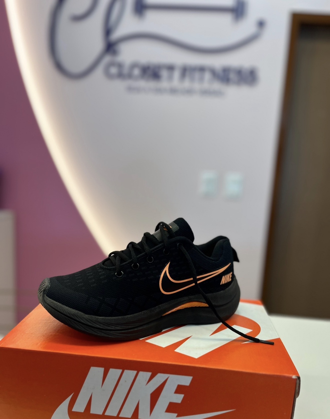 Tênis Nike preto c/ laranja