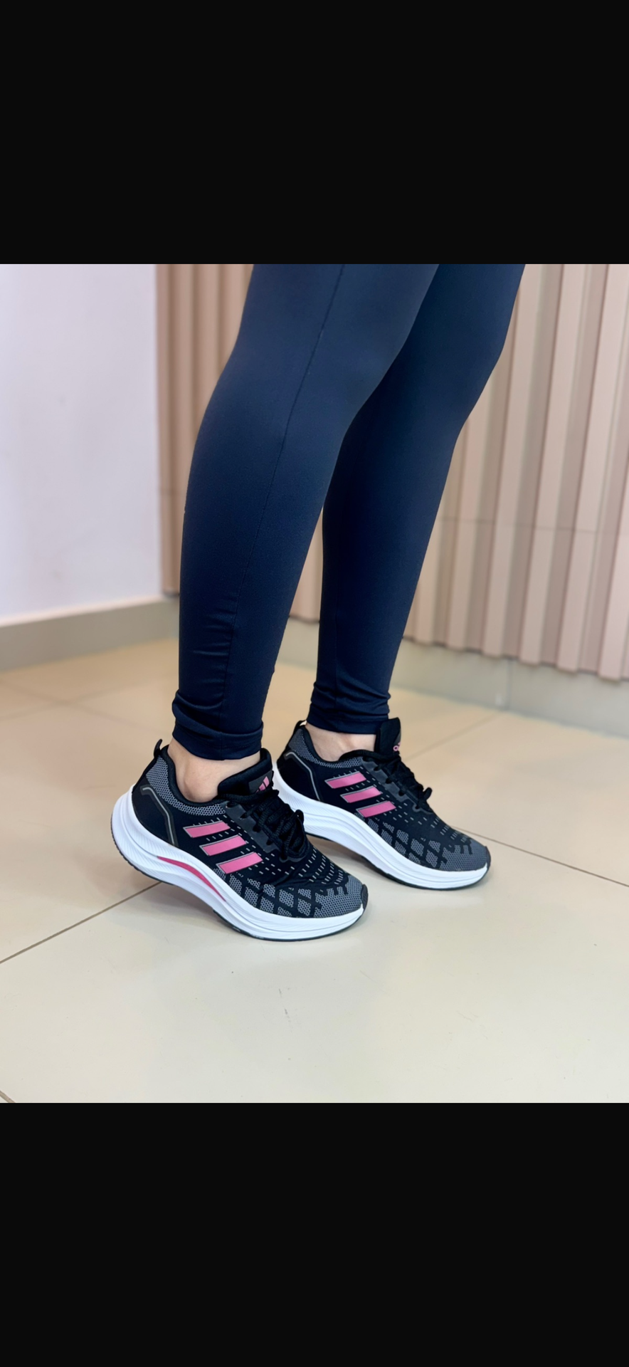 Tênis Adidas preto c/ rosa