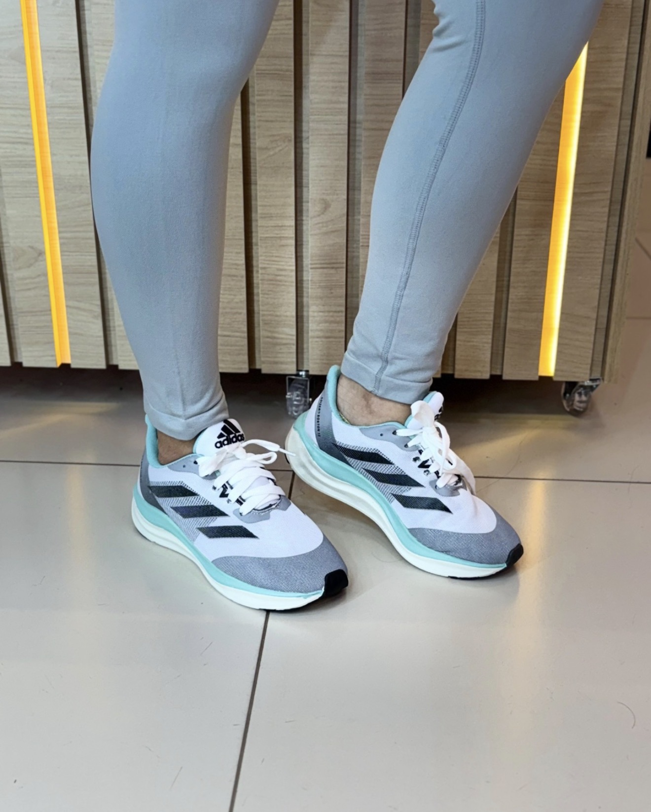 Tênis Adidas cinza c/ verde