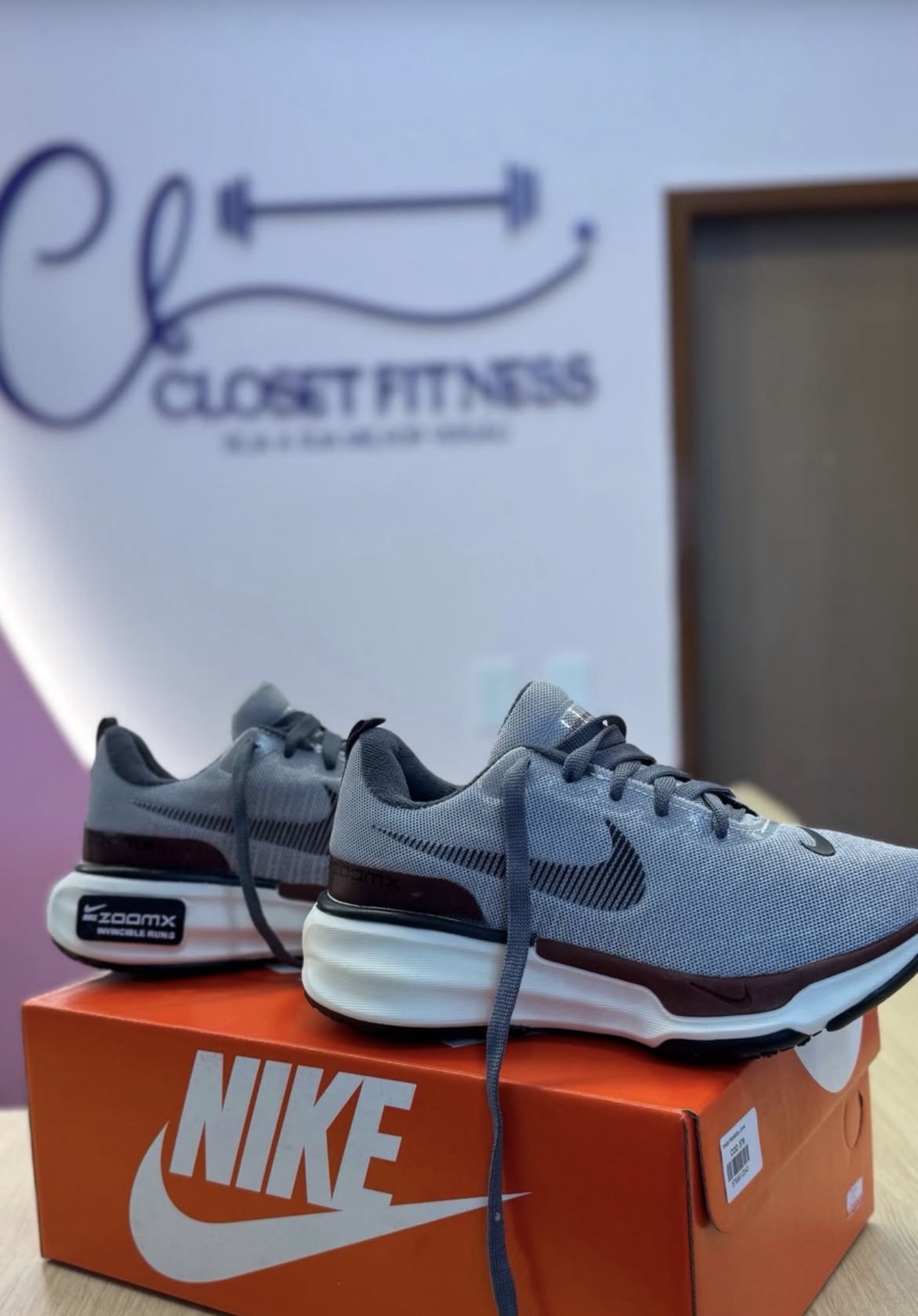 Tênis Nike cinza c/ vinho