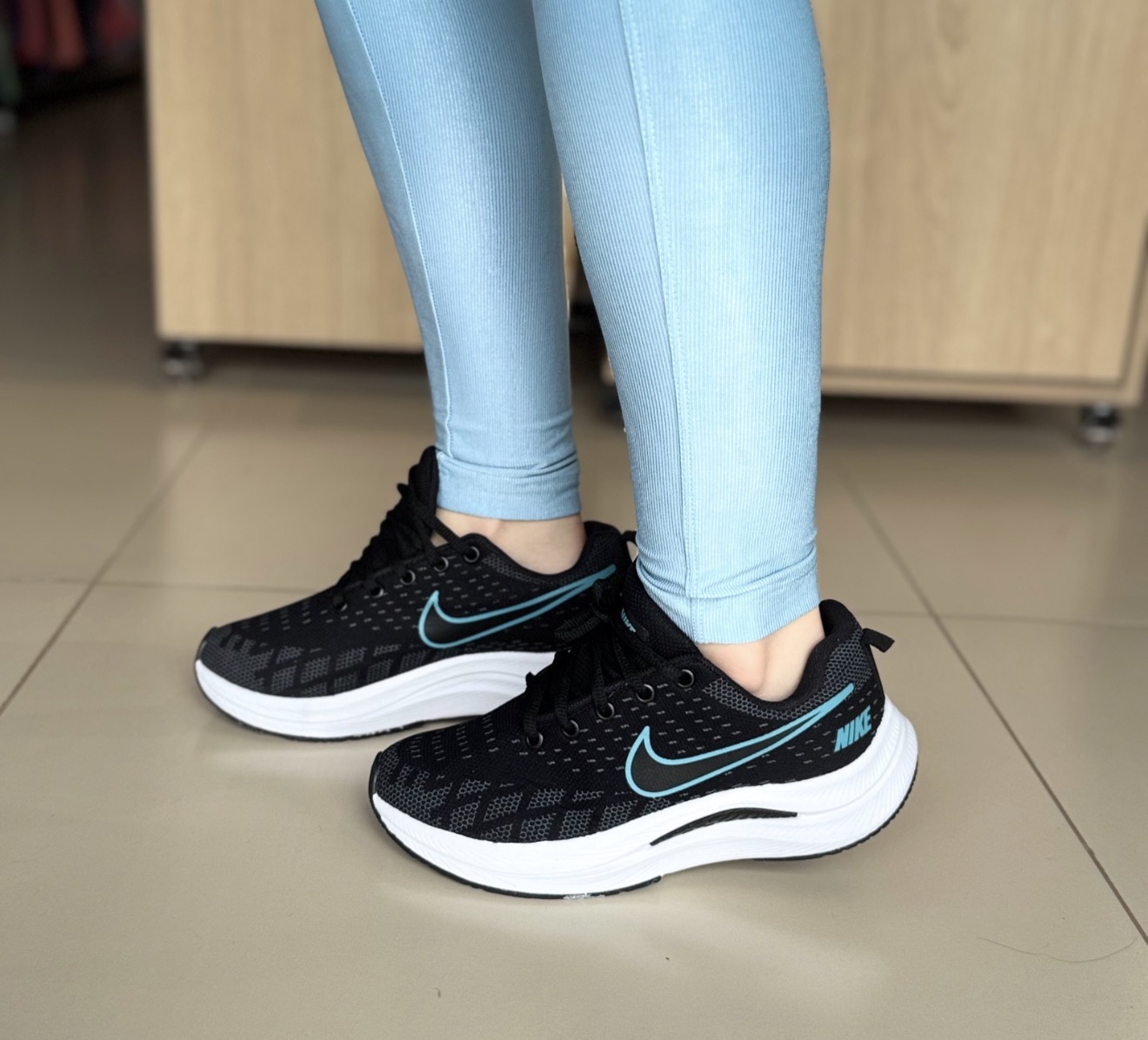 Tênis Nike preto c/ azul